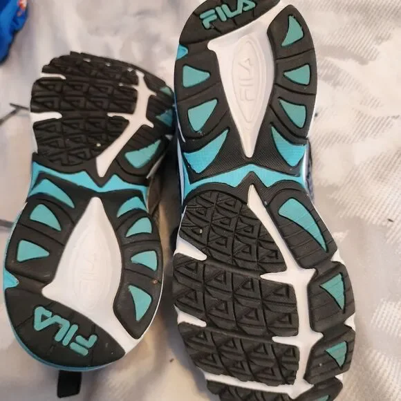 Fila Women's Sneahets, Size 7. Like new - Picture 2 of 9